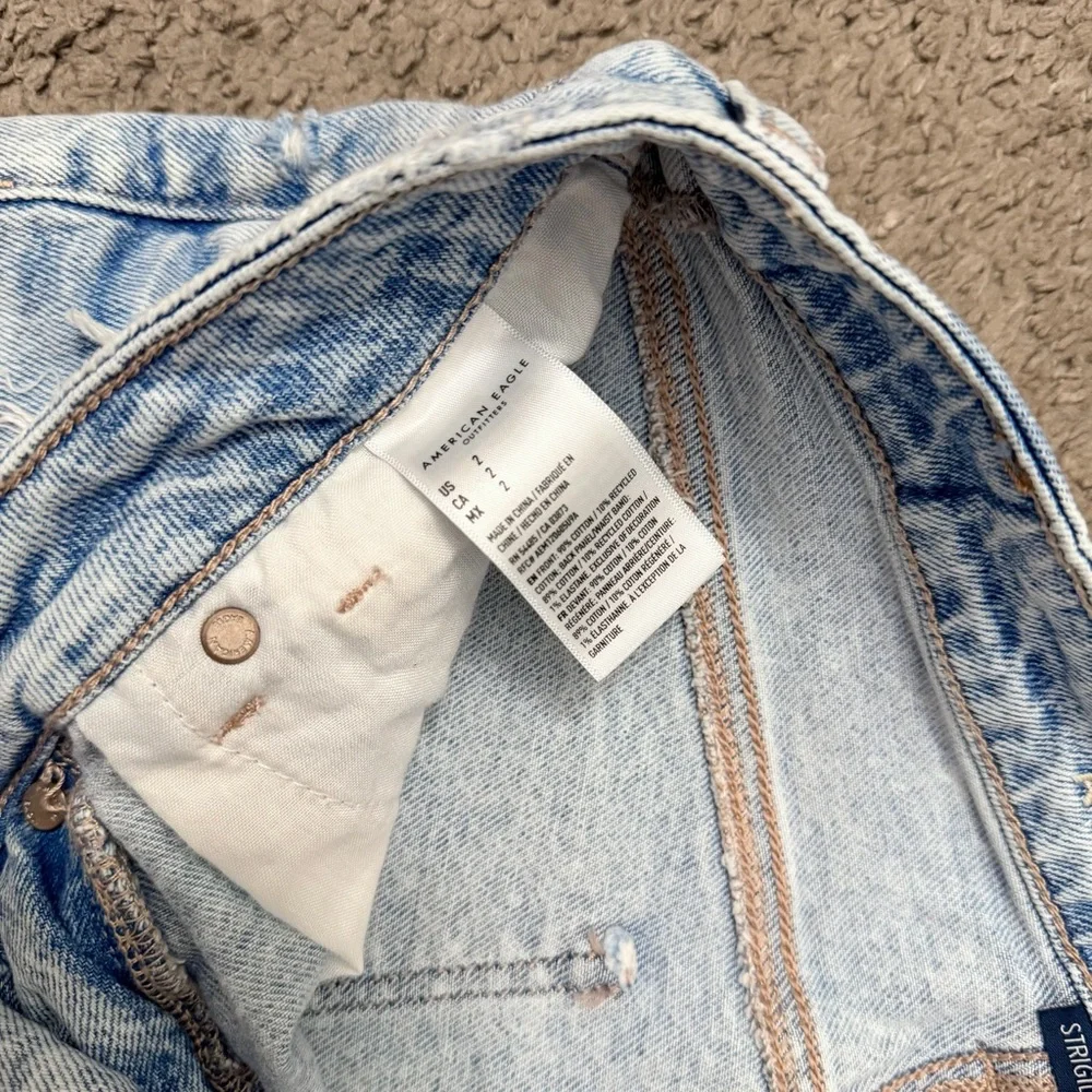 American Eagle High Rise Strigid Distressed Denim Mom Short Faded Light Size 2 - Picture 7 of 7